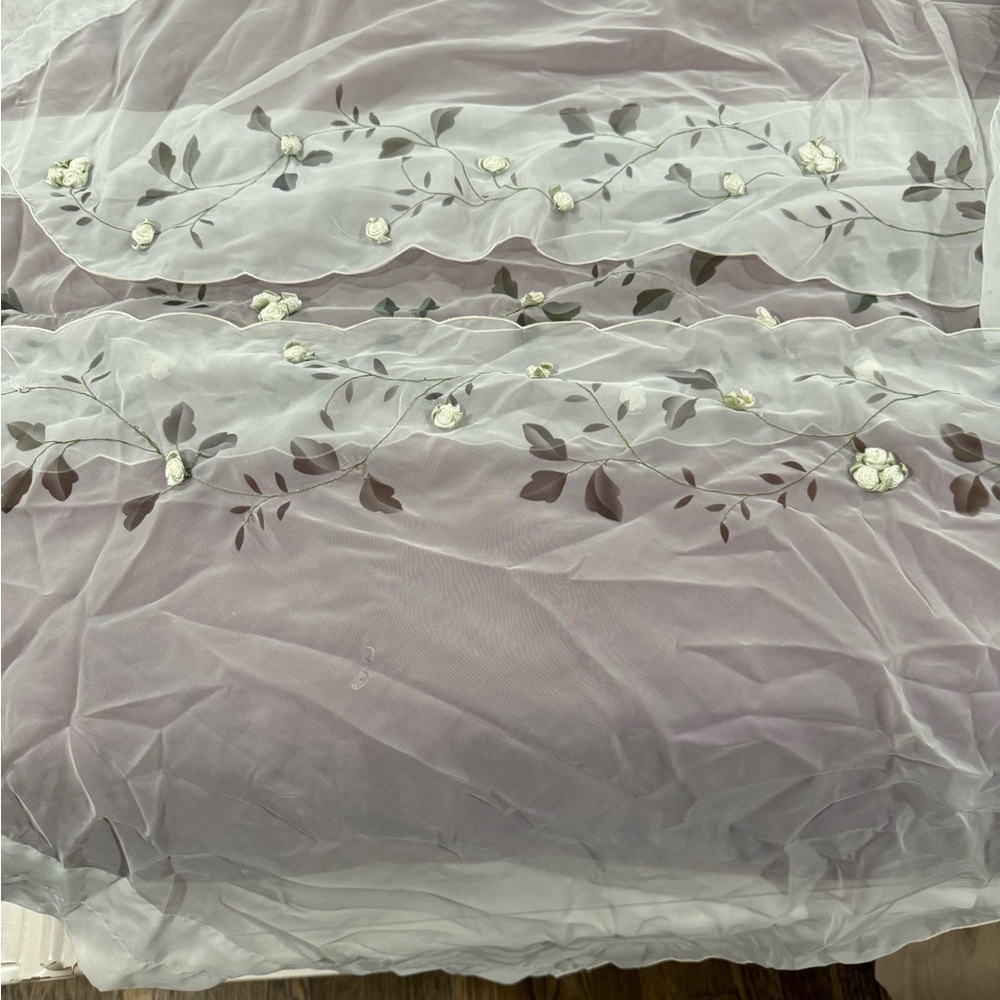 3 piece window curtain set. Perfect condition.